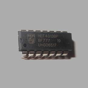 На фото: HEF4013B два D-триггера (CMOS)
