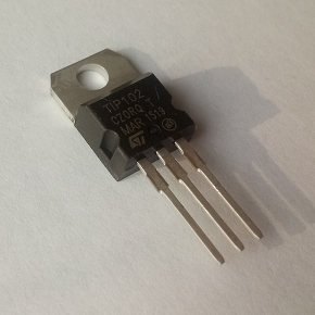 На фото: NPN-транзистор Дарлингтона TIP102