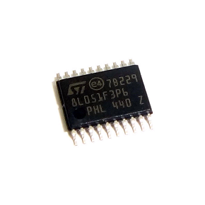 На фото: Микроконтроллер STM8L051F3